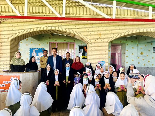 تجلیل از دانش‌آموزان محجبه 