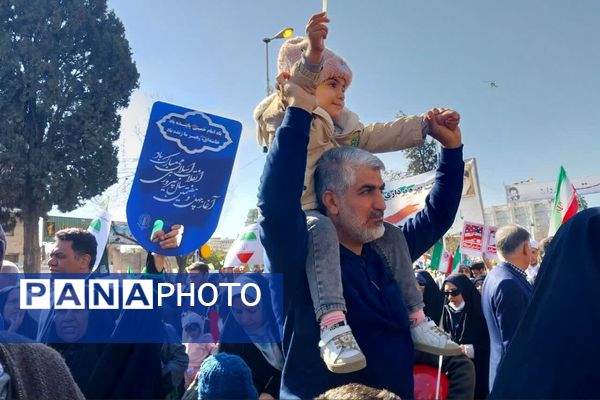 حضور پرشور مردم شیراز در راهپیمایی 22 بهمن، خون تازه در رگ‌های انقلاب 