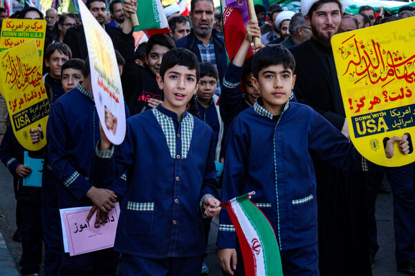 حضور پرشور دانش آموزان زنجانی در راهپیمایی ۱۳ آبان