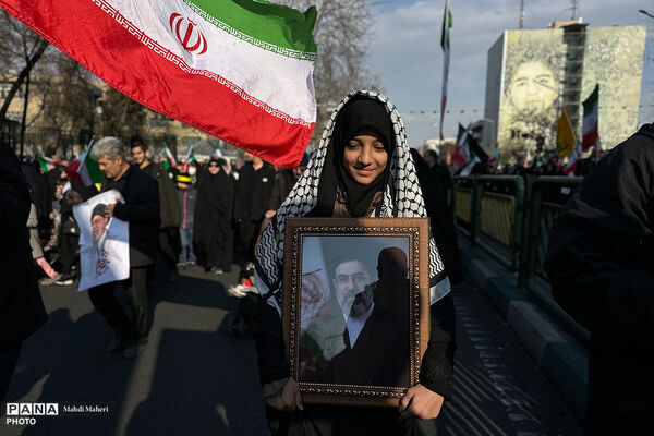 مراسم بیعت با سومین رهبر انقلاب در تهران - 1