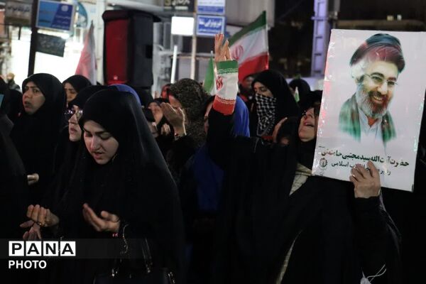 تجمع مردم انقلابی بندرترکمن در میدان مختومقلی