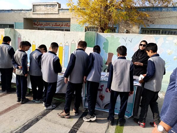برگزاری نمایشگاه کتاب در دبستان معلم دو آشخانه 