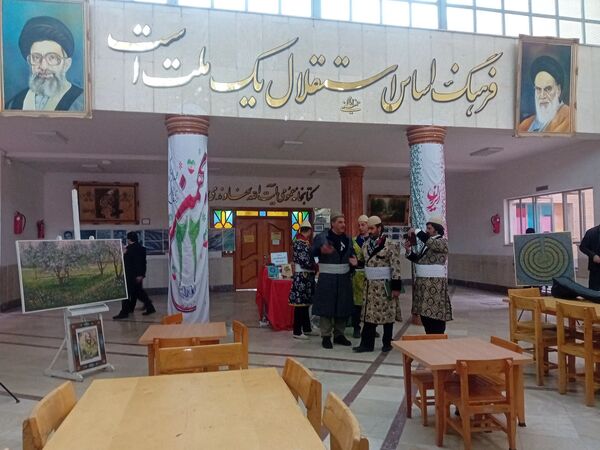 طنین شعرهای محلی در همایش شعر نهاوند
