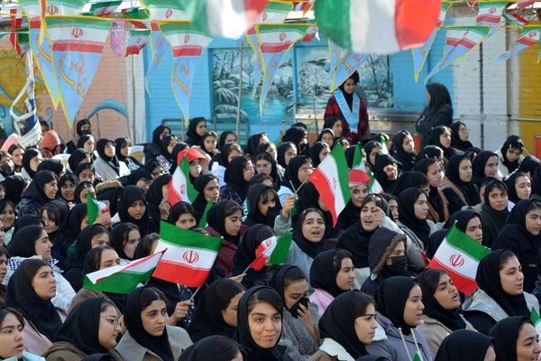 زیر پرچم ایران