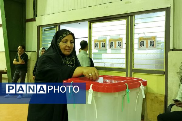 حضور پرشور کودکان در کنار والدین پای صندوق‌های رای نصیرشهر 