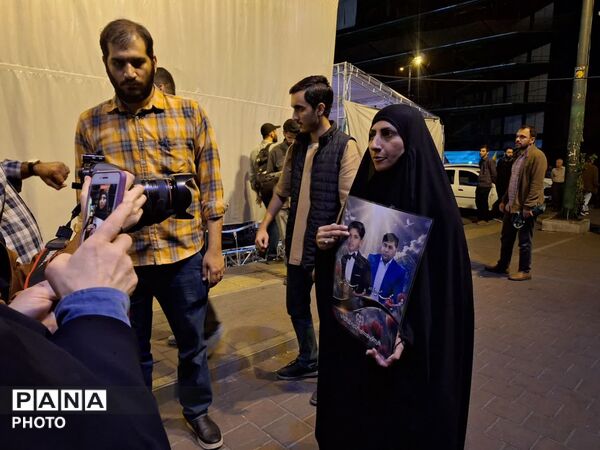 اشک‌های میناب در آغوش تهران؛ خانواده شهدا در میدان طهرانی‌مقدم