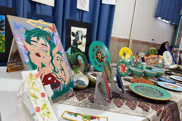 آیین افتتاحیه نمایشگاه هنری «ماها» در هنرستان شهید تاجیک بهارستان‌دو