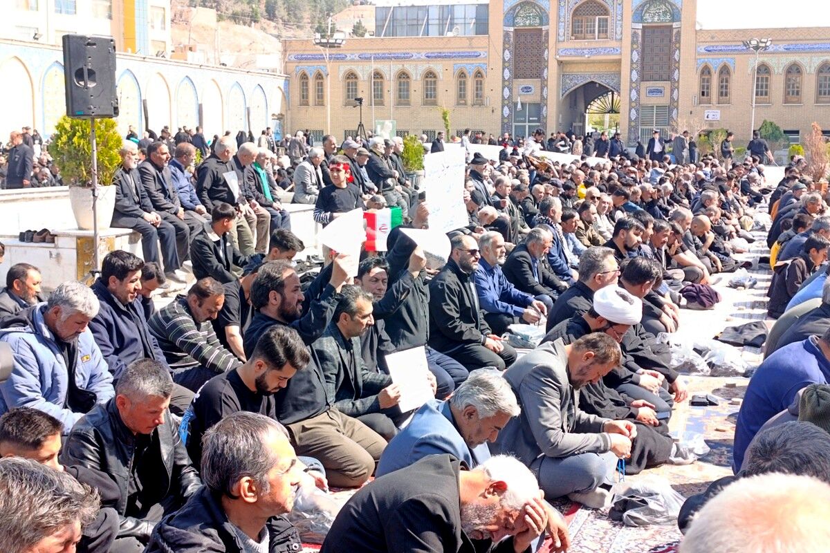 خروشِ بصیرت در صحن امامزاده جعفر (ع)؛ تالار قرآن پیشوا گنجایش دریای سوگواران مقتدا را نداشت