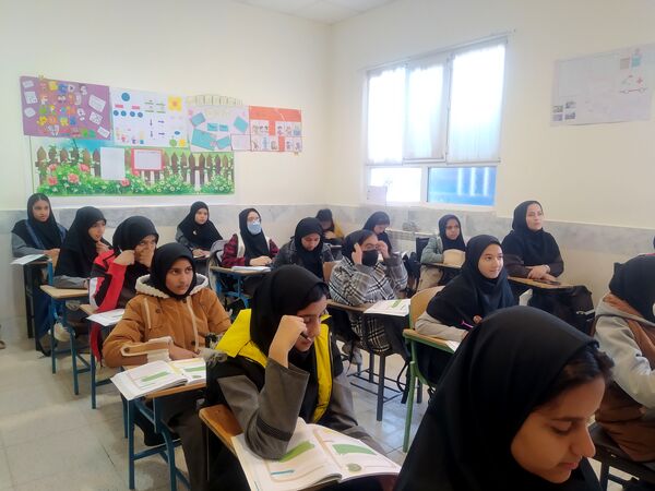 اجرای طرح مدادم در دبیرستان دخترانه امید 