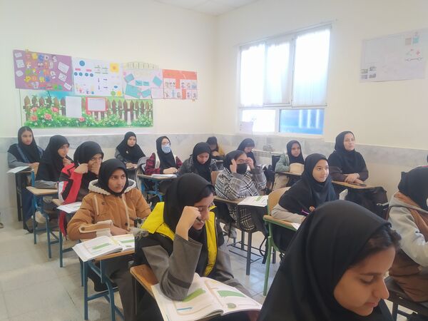 اجرای طرح مدادم در دبیرستان دخترانه امید 