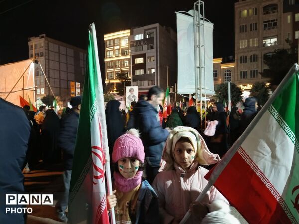 بلوار فضل، صحنه عشق و ارادت ملت به رهبر در شبی دیگر