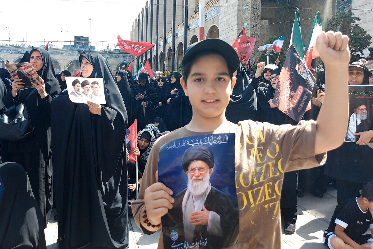 با مشت گره کرده برخاستیم....