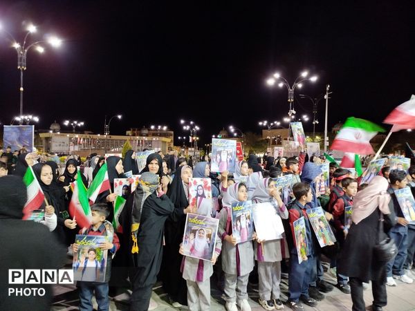 تجمع فرهنگیان و دانش‌آموزان همدان در میدان امام خمینی (ره) به مناسبت هفته معلم
