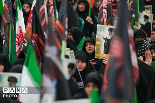 اجتماع بانوان انقلابی به مناسبت چهلم قائد امت و شهدای میناب در مسجد جمکران 