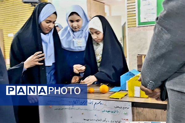 نمایشگاه پژوهش به مناسبت هفته پژوهش در دبستان حکمت نبوی ناحیه دو شهرری 