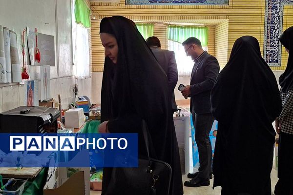 بازدید مسئولان آموزشی مقطع ابتدایی از طرح جابر بن حیان در دبستان ایمان