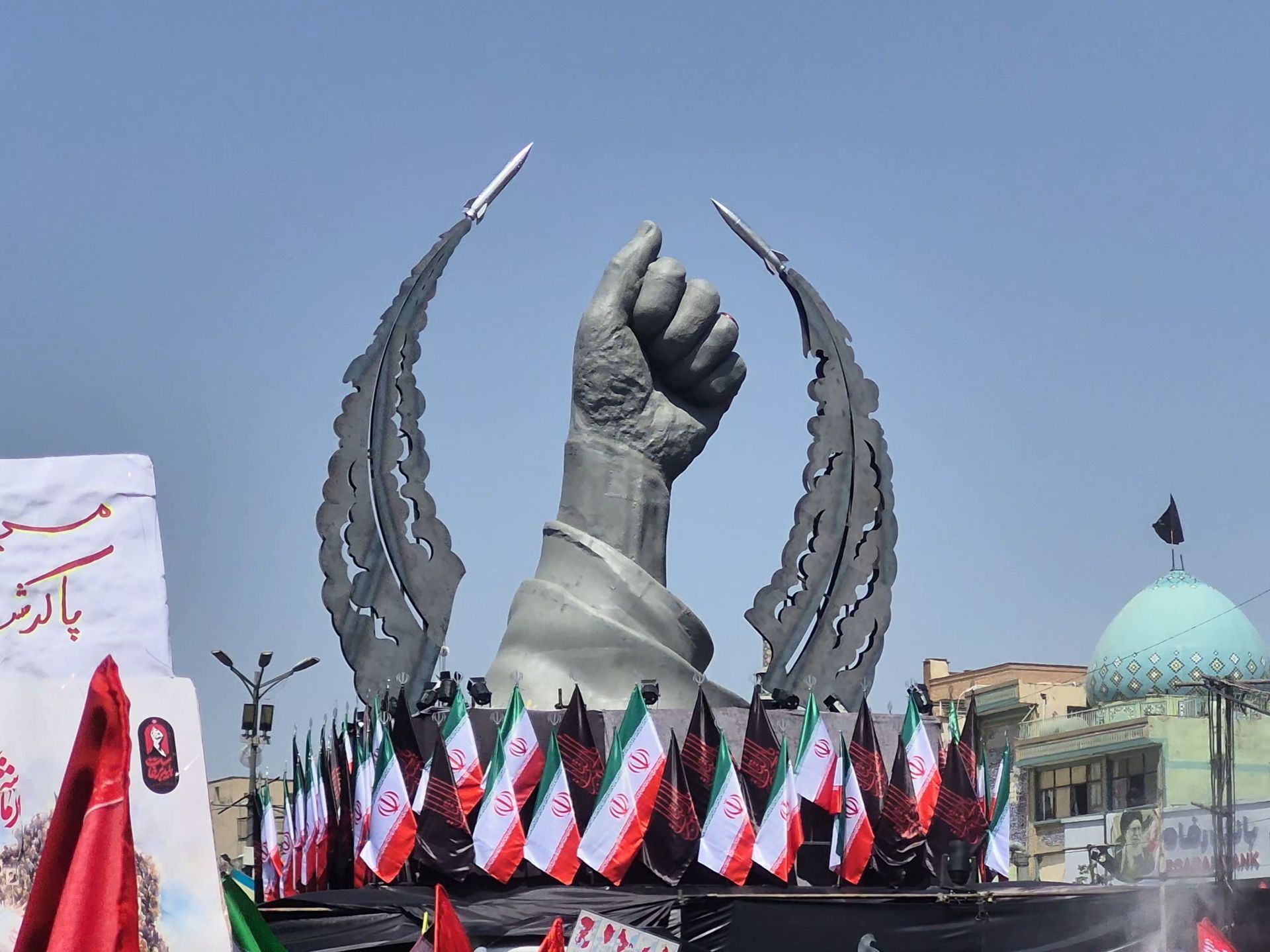 اشک یک ملت در بدرقه رهبر شهید