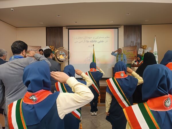 جشن عاطفه‌ها با تقسیم مهر و مهربانی در دبستان آرمینه مصلی نژاد 