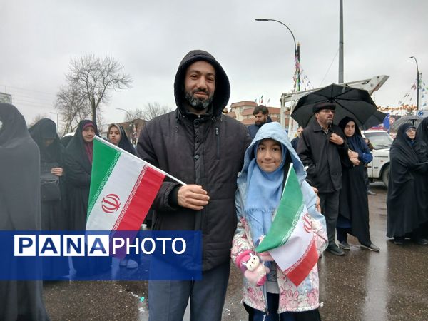 باران عشق وارادت به انقلاب همراه با باران‌ها ی نقره‌ای رشت