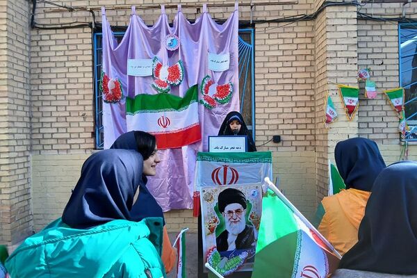 جشن دهه فجر در دبیرستان آزاده رودهن 