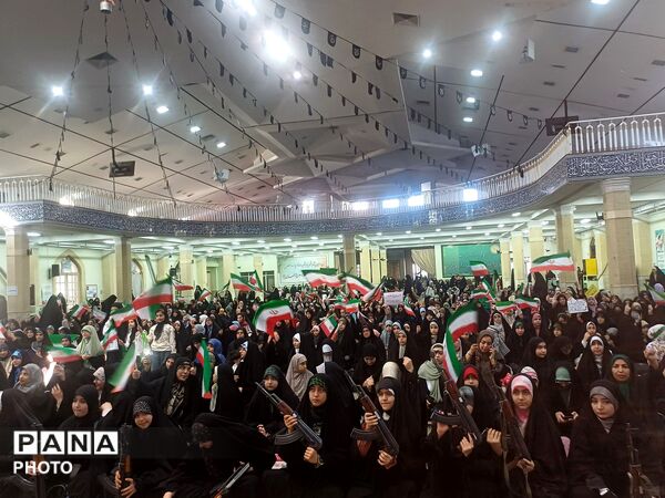 تجدید بیعت دختران وطن با آرمان‌های انقلاب در حسینیه امام