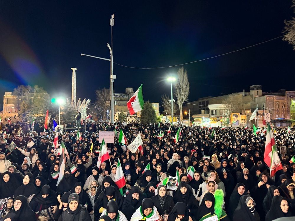 اجتماع شبانه منتظران در قروه؛ قرائت دعای استغاثه به امام زمان (عج) همزمان با سراسر کشور