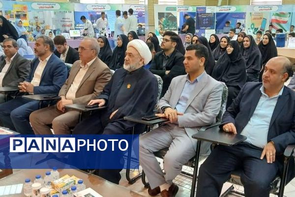 برگزاری نمایشگاه دستاوردهای دانش آموزان دخترانه دبیرستان حکمت ناحیه دو شهرری 