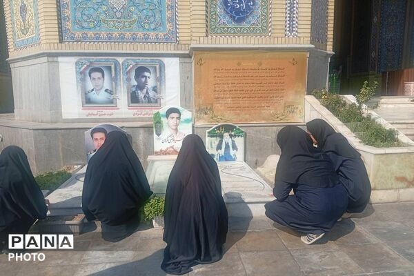 تجدید میثاق دانش‌آموزان مدرسه ایثار با آرمان‌های شهدا