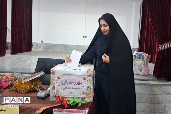 هم‌کلاسی‌های مهربان در مدرسه حاج محمدعلی تقی‌پور