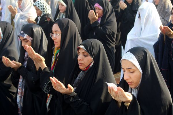 بندرعباسی‌ها توفیق یک ماه عبادت را در نماز عید فطر به شکرانه نشستند