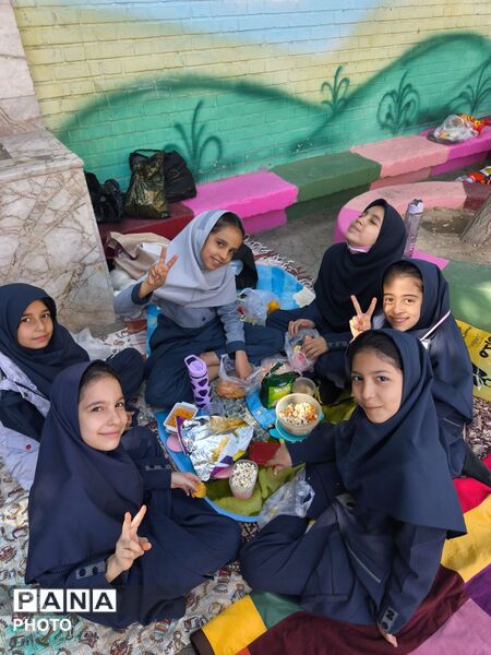 جشن شادی در حیاط مدرسه، دنیای رنگی بچه های رحمانی فرد در روز جهانی کودک