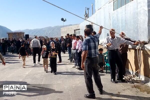 آیین سنتی برپایی خیمه عاشورایی در زرقان