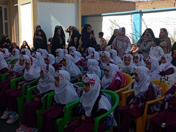 طلوع شکوفه‌های امید در دبستان امین زاده فاروج 