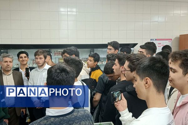 بازدید دانش‌آموزان دبیرستان شهدای علم‌ و فناوری بهارستان دو از دانشکده دندانپزشکی تهران 