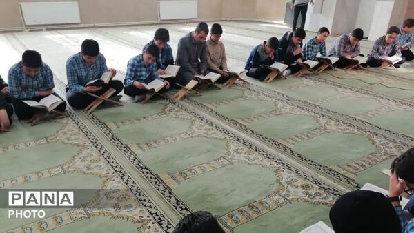 محفل قرآنی  در دبیرستان دوره اول پسرانه سیدالشهدا(ع)