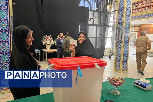 حضور مردم ولایتمدار شهرستان ورامین پای صندوق‌های اخذ رای