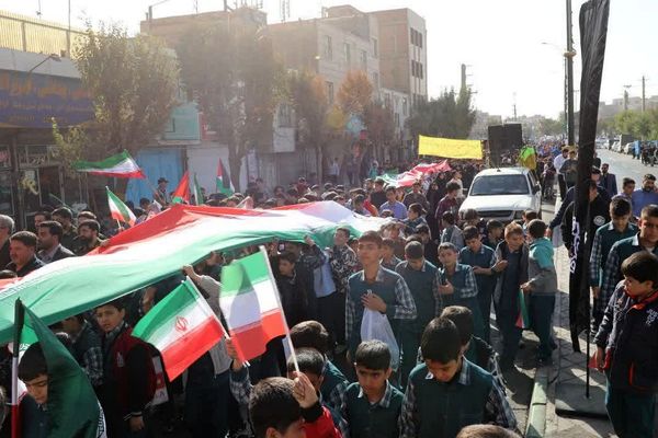 حضور پرشور دانش‌آموزان در راهپیمایی ۱۳آبان منطقه کهریزک 