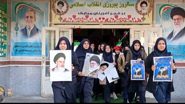  تجدید بیعت با ایستادگی در دبیرستان دخترانه ذبیح الله هوشیار