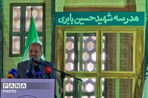 غبار روبی مزار شهیدان رجایی و باهنر با حضور وزیر آموزش و پرورش 