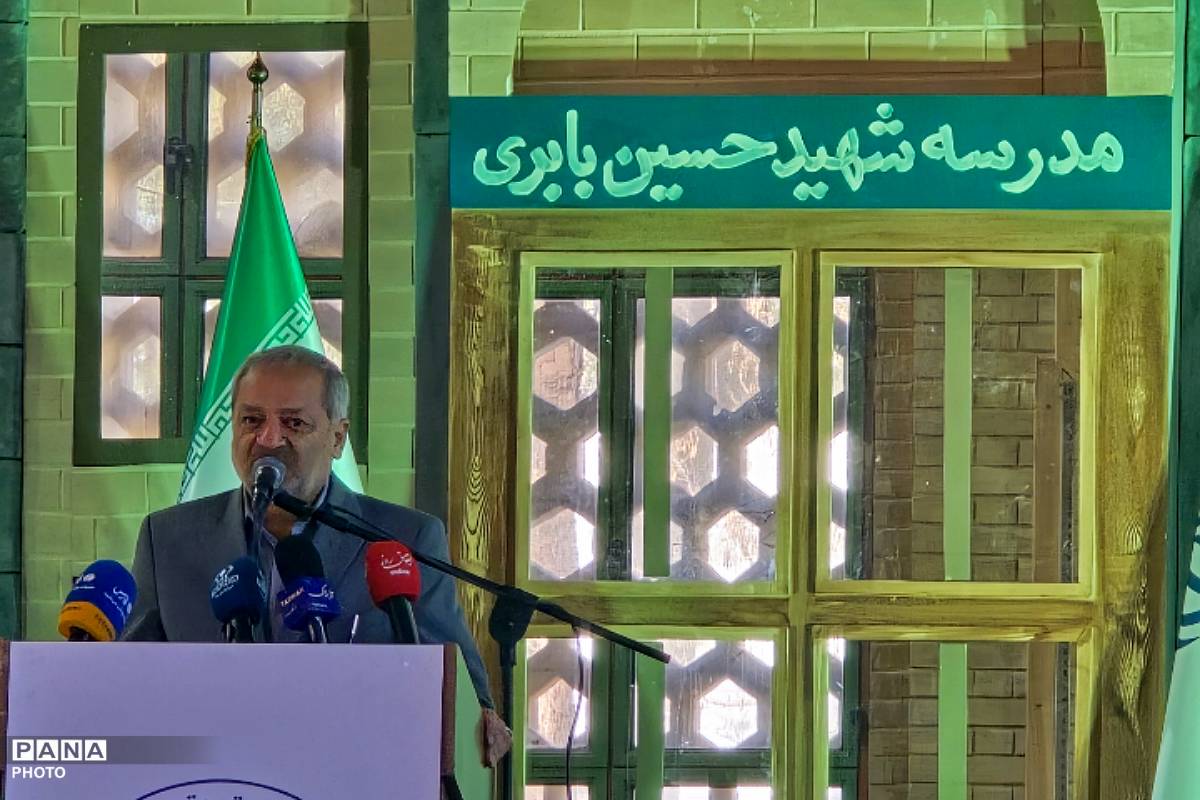 غبار روبی مزار شهیدان رجایی و باهنر با حضور وزیر آموزش و پرورش 