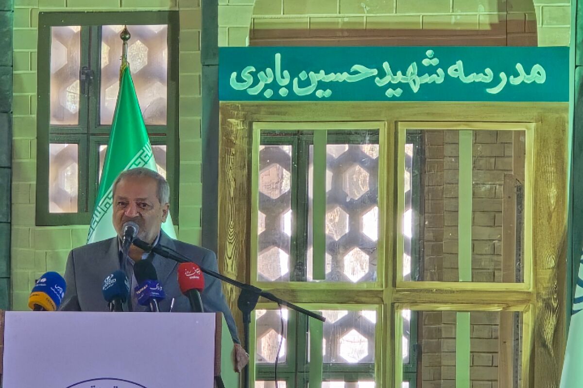 غبار روبی مزار شهیدان رجایی و باهنر با حضور وزیر آموزش و پرورش 