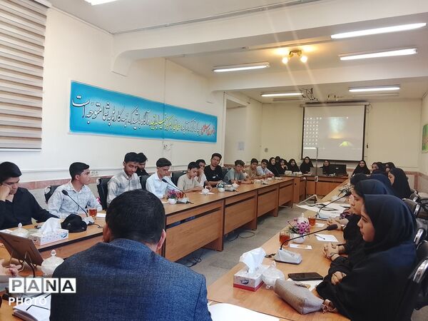 قلم های بیدار، روایتگران حقیقت