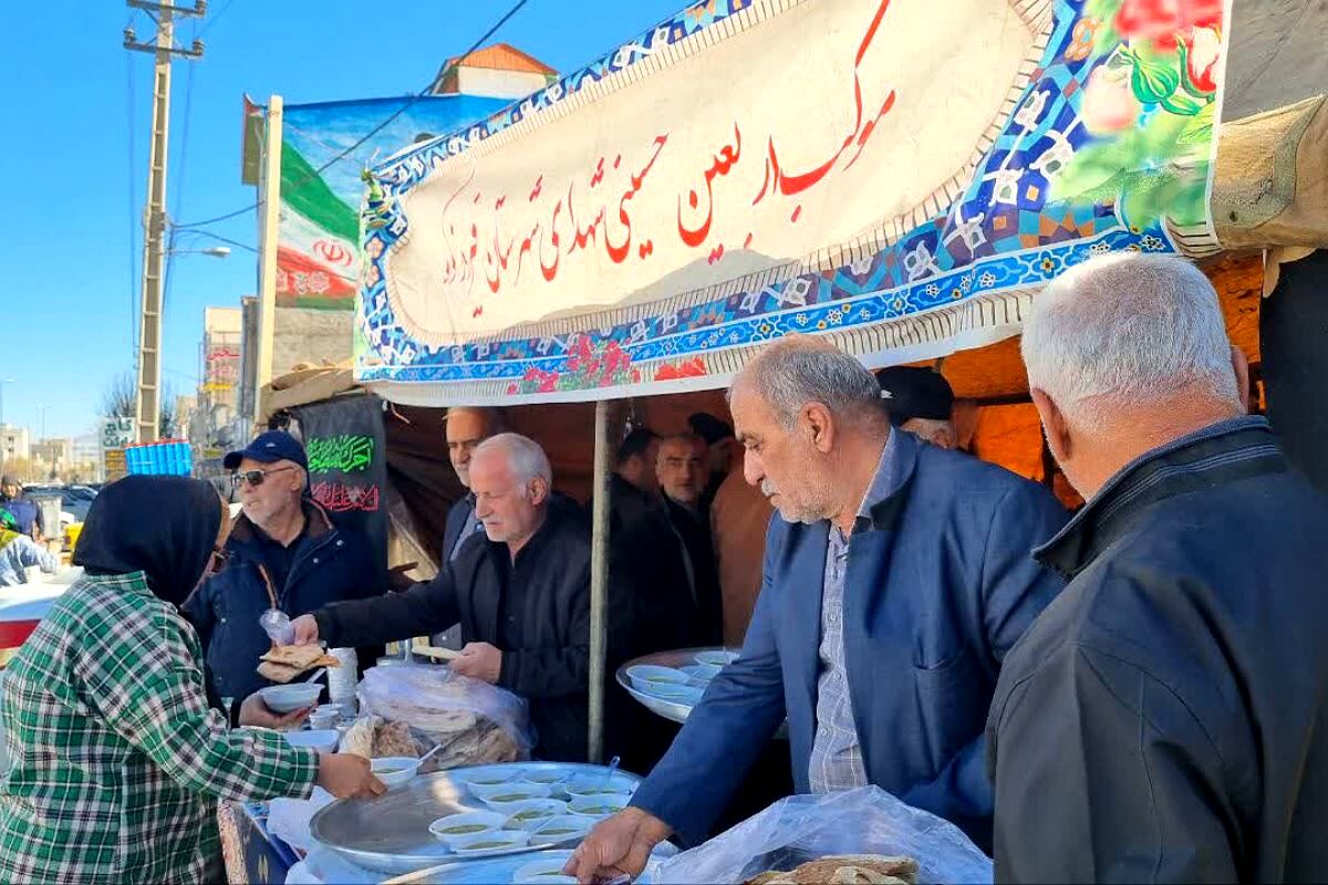 پذیرایی موکب شهدای فیروزکوه در روز شهادت حضرت فاطمه (س).
