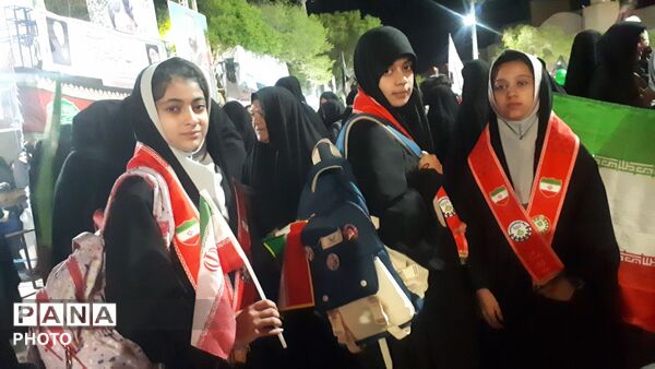 حضور پرشور پیشتازان سازمان دانش‌آموزی ابرکوه در تجمعات شبانه