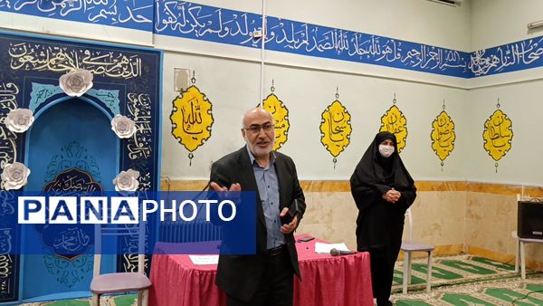 همخوانی سرود «ایرانمون» در دبیرستان حضرت معصومه (س) ناحیه 4 کرج 