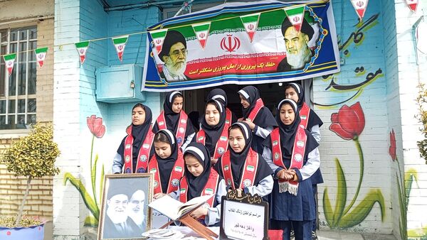 مراسم سالگرد و ورود امام خمینی(ره)و روز جهانی حجاب در دبستان ناهید نخودی 