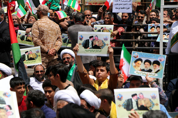 حضور پرشور نوجوانان قمی در آیین استقبال از رئیس جمهوری 