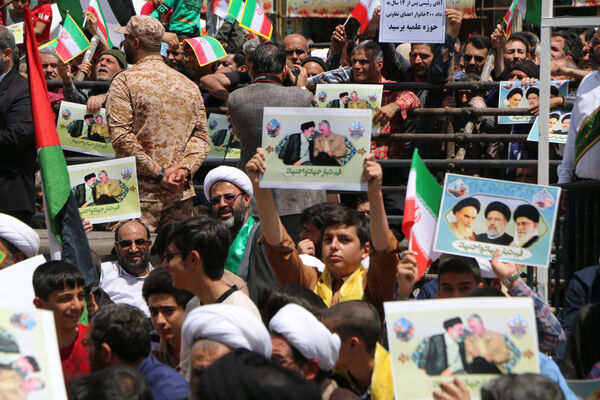 حضور پرشور نوجوانان قمی در آیین استقبال از رئیس جمهوری 