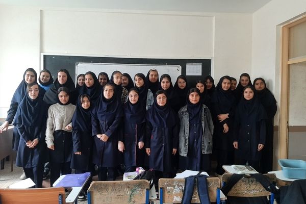 عکس یادگاری کلاس ۸/۴ مدرسه نور اردبیل