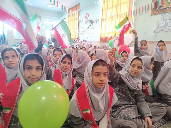 برنامه های فجر انقلاب در آموزشگاه بنیاد۱۵ خرداد ابرکوه